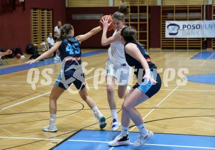 Basketball Damen Superliga. Grunddurchgang 8. Runde. KOS Celovec Damen gegen Vienna Timberwolves.   Lana Santelj (KOS), Zoe Claire Sonvilla, Antonia Dumancic  (Vienna Timberwolves). Klagenfurt, 3.12.2022.
Foto: Kuess
---
pressefotos, pressefotografie, kuess, qs, qspictures, sport, bild, bilder, bilddatenbank