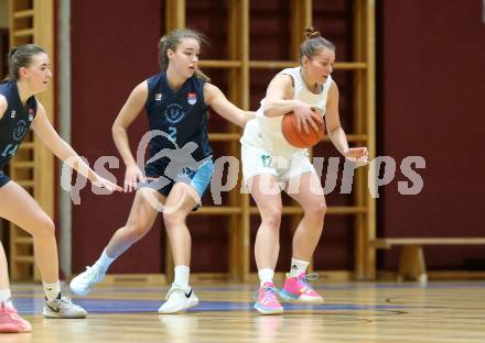 Basketball Damen Superliga. Grunddurchgang 8. Runde. KOS Celovec Damen gegen Vienna Timberwolves.  Patricia Pauer (KOS),  Cristina Nino (Vienna Timberwolves). Klagenfurt, 3.12.2022.
Foto: Kuess
---
pressefotos, pressefotografie, kuess, qs, qspictures, sport, bild, bilder, bilddatenbank