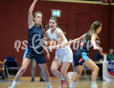 Basketball Damen Superliga. Grunddurchgang 8. Runde. KOS Celovec Damen gegen Vienna Timberwolves.   Alina Seher (KOS),  Cristina Nino (Vienna Timberwolves). Klagenfurt, 3.12.2022.
Foto: Kuess
---
pressefotos, pressefotografie, kuess, qs, qspictures, sport, bild, bilder, bilddatenbank