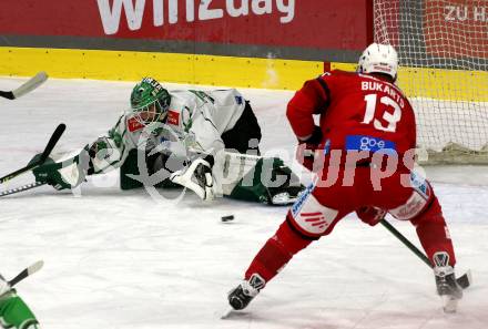 EBEL. Eishockey Bundesliga. EC KAC gegen  HK Olimpija. Rihards Bukarts,  (KAC),  Zan Us   (Laibach). Klagenfurt, am 4.12.2022.
Foto: Kuess
www.qspictures.net
---
pressefotos, pressefotografie, kuess, qs, qspictures, sport, bild, bilder, bilddatenbank