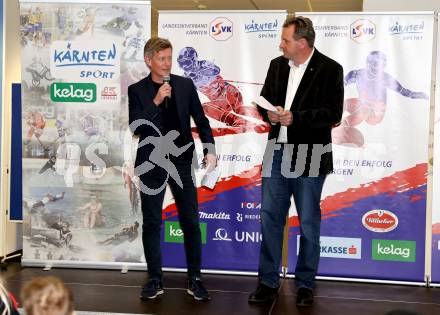 Schi Alpin. Schi Nordisch. Biathlon. Einkleidung Landesschiverband.   Landessportdirektor Arno Arthofer, Dieter Moertl (Praesident Landesschiverband). Klagenfurt, am 3.12.2022.
Foto: Kuess

---
pressefotos, pressefotografie, kuess, qs, qspictures, sport, bild, bilder, bilddatenbank