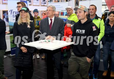 Schi Alpin. Schi Nordisch. Biathlon. Einkleidung Landesschiverband.   Sabine Schoeffmann, Landeshauptmann Peter Kaiser, Alexander Payer. Klagenfurt, am 3.12.2022.
Foto: Kuess

---
pressefotos, pressefotografie, kuess, qs, qspictures, sport, bild, bilder, bilddatenbank