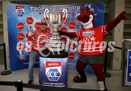 Eishockey Bundesliga. KAC gegen Red Bull Salzburg. ICE Meisterpokal, Trophy on tour. Maskottchen Lindi. KLagenfurt, am 9.12 2022.
Foto: Kuess
www.qspictures.net
---
pressefotos, pressefotografie, kuess, qs, qspictures, sport, bild, bilder, bilddatenbank