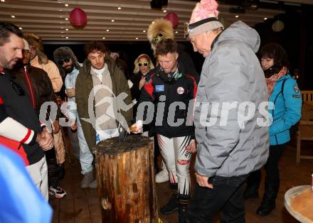 Fussball Bundesliga. Apres Ski Party SK Austria Klagenfurt.  Simon Straudi, Fabian Miesenboeck, Trainer Peter Pacult . Ploeschenberg, am 7.12.2022.
Foto: Kuess

---
pressefotos, pressefotografie, kuess, qs, qspictures, sport, bild, bilder, bilddatenbank