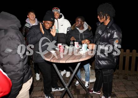 Fussball Bundesliga. Apres Ski Party SK Austria Klagenfurt. SHAOZIYANG LIU, GLOIRE AMANDA,  EMILIAN METU, SOLOMON BONNAH, Daniel Francis. Ploeschenberg, am 7.12.2022.
Foto: Kuess

---
pressefotos, pressefotografie, kuess, qs, qspictures, sport, bild, bilder, bilddatenbank