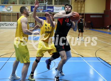Basketball 2. Liga 2022/2023. Grunddurchgang 10. Runde. Woerthersee Piraten gegen  Mistelbach Mustangs.  Nick Cevizovic  (Piraten),  Viktor Vasat (Mistelbach). Klagenfurt, am 10.12.2022.
Foto: Kuess
www.qspictures.net
---
pressefotos, pressefotografie, kuess, qs, qspictures, sport, bild, bilder, bilddatenbank