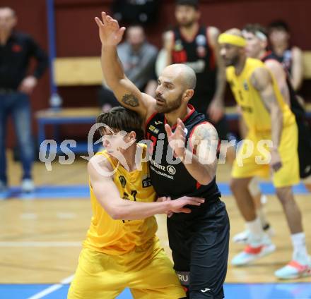 Basketball 2. Liga 2022/2023. Grunddurchgang 10. Runde. Woerthersee Piraten gegen  Mistelbach Mustangs.   Nick Cevizovic (Piraten),  Michal Norwa (Mistelbach). Klagenfurt, am 10.12.2022.
Foto: Kuess
www.qspictures.net
---
pressefotos, pressefotografie, kuess, qs, qspictures, sport, bild, bilder, bilddatenbank
