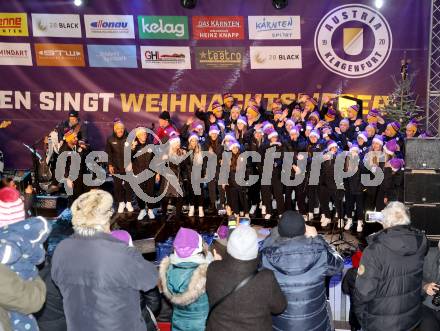 Fussballl Bundesliga. SK Austria Klagenfurt. Kaernten singt Weihnachtslieder.   Damen Mannschaft, Kampfmannschaft SK Austria Klagenfurt. Klagenfurt, am 11.12.2022.
Foto:Kuess

---
pressefotos, pressefotografie, kuess, qs, qspictures, sport, bild, bilder, bilddatenbank