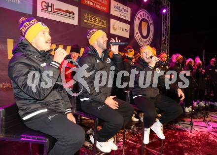 Fussballl Bundesliga. SK Austria Klagenfurt. Kaernten singt Weihnachtslieder.   Christopher Wernitznig, Sandro Zakany, Fabian Miesenboeck. Klagenfurt, am 11.12.2022.
Foto:Kuess

---
pressefotos, pressefotografie, kuess, qs, qspictures, sport, bild, bilder, bilddatenbank