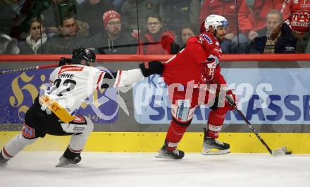 EBEL. Eishockey Bundesliga. EC KAC gegen  Pioneers Vorarlberg.  Lucas Lessio, (KAC),    Luca Erne (Vorarlberg). Klagenfurt, am 11.12.2022.
Foto: Kuess
www.qspictures.net
---
pressefotos, pressefotografie, kuess, qs, qspictures, sport, bild, bilder, bilddatenbank