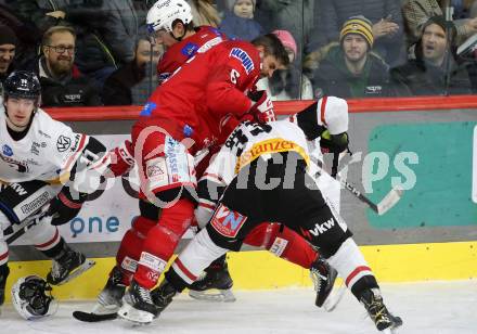 EBEL. Eishockey Bundesliga. EC KAC gegen  Pioneers Vorarlberg.  Lucas Lessio,  (KAC),    Aron Summer (Vorarlberg). Klagenfurt, am 11.12.2022.
Foto: Kuess
www.qspictures.net
---
pressefotos, pressefotografie, kuess, qs, qspictures, sport, bild, bilder, bilddatenbank