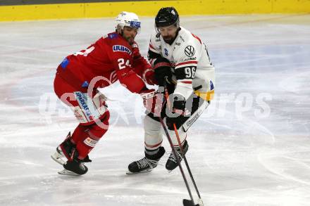 EBEL. Eishockey Bundesliga. EC KAC gegen  Pioneers Vorarlberg. Steven Strong,   (KAC),    Richard Jarusek (Vorarlberg). Klagenfurt, am 11.12.2022.
Foto: Kuess
www.qspictures.net
---
pressefotos, pressefotografie, kuess, qs, qspictures, sport, bild, bilder, bilddatenbank