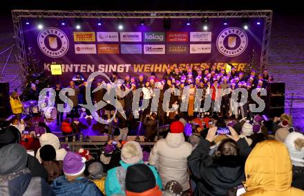 Fussballl Bundesliga. SK Austria Klagenfurt. Kaernten singt Weihnachtslieder.   Damen Mannschaft, Kampfmannschaft SK Austria Klagenfurt. Klagenfurt, am 11.12.2022.
Foto:Kuess

---
pressefotos, pressefotografie, kuess, qs, qspictures, sport, bild, bilder, bilddatenbank