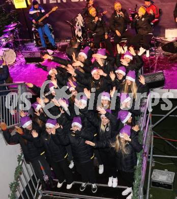 Fussballl Bundesliga. SK Austria Klagenfurt. Kaernten singt Weihnachtslieder.   Damen Mannschaft SK Austria Klagenfurt. Klagenfurt, am 11.12.2022.
Foto:Kuess

---
pressefotos, pressefotografie, kuess, qs, qspictures, sport, bild, bilder, bilddatenbank