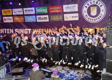 Fussballl Bundesliga. SK Austria Klagenfurt. Kaernten singt Weihnachtslieder.  Damen Mannschaft, Kampfmannschaft SK Austria Klagenfurt . Klagenfurt, am 11.12.2022.
Foto:Kuess

---
pressefotos, pressefotografie, kuess, qs, qspictures, sport, bild, bilder, bilddatenbank
