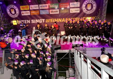 Fussballl Bundesliga. SK Austria Klagenfurt. Kaernten singt Weihnachtslieder.   Damen Mannschaft, Kampfmannschaft SK Austria Klagenfurt. Klagenfurt, am 11.12.2022.
Foto:Kuess

---
pressefotos, pressefotografie, kuess, qs, qspictures, sport, bild, bilder, bilddatenbank