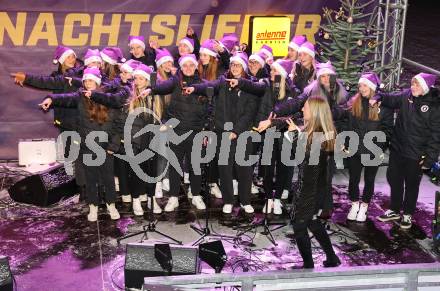 Fussballl Bundesliga. SK Austria Klagenfurt. Kaernten singt Weihnachtslieder.   Damen Mannschaft SK Austria Klagenfurt. Klagenfurt, am 11.12.2022.
Foto:Kuess

---
pressefotos, pressefotografie, kuess, qs, qspictures, sport, bild, bilder, bilddatenbank