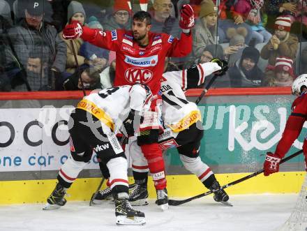 EBEL. Eishockey Bundesliga. EC KAC gegen  Pioneers Vorarlberg.  Lucas Lessio,  (KAC),    Aron Summer, Yannik Lebeda (Vorarlberg). Klagenfurt, am 11.12.2022.
Foto: Kuess
www.qspictures.net
---
pressefotos, pressefotografie, kuess, qs, qspictures, sport, bild, bilder, bilddatenbank