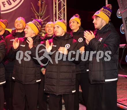 Fussballl Bundesliga. SK Austria Klagenfurt. Kaernten singt Weihnachtslieder.   Kampfmannschaft SK Austria Klagenfurt. Klagenfurt, am 11.12.2022.
Foto:Kuess

---
pressefotos, pressefotografie, kuess, qs, qspictures, sport, bild, bilder, bilddatenbank