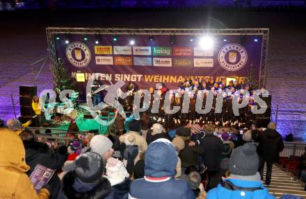 Fussballl Bundesliga. SK Austria Klagenfurt. Kaernten singt Weihnachtslieder.   Damen Mannschaft, Kampfmannschaft SK Austria Klagenfurt. Klagenfurt, am 11.12.2022.
Foto:Kuess

---
pressefotos, pressefotografie, kuess, qs, qspictures, sport, bild, bilder, bilddatenbank