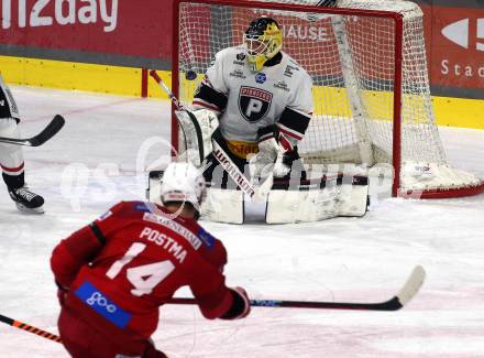 EBEL. Eishockey Bundesliga. EC KAC gegen  Pioneers Vorarlberg. Paul Postma,  (KAC),    David Madlener (Vorarlberg). Klagenfurt, am 11.12.2022.
Foto: Kuess
www.qspictures.net
---
pressefotos, pressefotografie, kuess, qs, qspictures, sport, bild, bilder, bilddatenbank