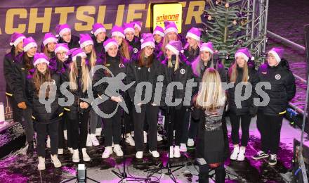 Fussballl Bundesliga. SK Austria Klagenfurt. Kaernten singt Weihnachtslieder.   Damen Mannschaft SK Austria Klagenfurt. Klagenfurt, am 11.12.2022.
Foto:Kuess

---
pressefotos, pressefotografie, kuess, qs, qspictures, sport, bild, bilder, bilddatenbank