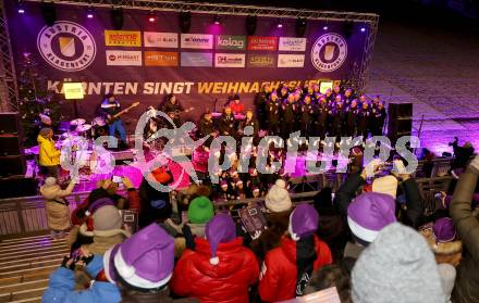 Fussballl Bundesliga. SK Austria Klagenfurt. Kaernten singt Weihnachtslieder.   Kampfmannschaft SK Austria Klagenfurt. Klagenfurt, am 11.12.2022.
Foto:Kuess

---
pressefotos, pressefotografie, kuess, qs, qspictures, sport, bild, bilder, bilddatenbank
