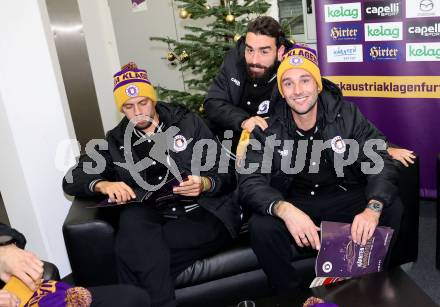 Fussballl Bundesliga. SK Austria Klagenfurt. Kaernten singt Weihnachtslieder.   Phillip Menzel, Kosmas Gkezos, Markus Pink. Klagenfurt, am 11.12.2022.
Foto:Kuess

---
pressefotos, pressefotografie, kuess, qs, qspictures, sport, bild, bilder, bilddatenbank