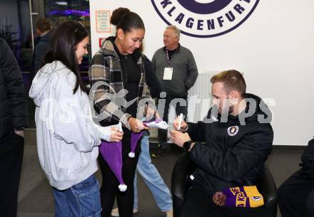 Fussballl Bundesliga. SK Austria Klagenfurt. Kaernten singt Weihnachtslieder.   Marco Knaller. Klagenfurt, am 11.12.2022.
Foto:Kuess

---
pressefotos, pressefotografie, kuess, qs, qspictures, sport, bild, bilder, bilddatenbank