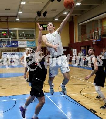 Basketball 2. Liga 2022/2023. Grunddurchgang 11. Runde.  KOS Celovec gegen  Vienna United.   Andi Smrtnik (KOS),  Svyatoslav Boshkov (Vienna). Klagenfurt, am 17.12.2022.
Foto: Kuess
www.qspictures.net
---
pressefotos, pressefotografie, kuess, qs, qspictures, sport, bild, bilder, bilddatenbank
