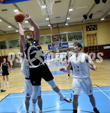 Basketball 2. Liga 2022/2023. Grunddurchgang 11. Runde.  KOS Celovec gegen  Vienna United.   Andi Smrtnik, Andrej Blazevic (KOS),  Alejandro Barbera Zapero (Vienna). Klagenfurt, am 17.12.2022.
Foto: Kuess
www.qspictures.net
---
pressefotos, pressefotografie, kuess, qs, qspictures, sport, bild, bilder, bilddatenbank