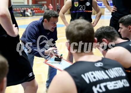 Basketball 2. Liga 2022/2023. Grunddurchgang 11. Runde.  KOS Celovec gegen  Vienna United.   Trainer Benedikt Danek (Vienna). Klagenfurt, am 17.12.2022.
Foto: Kuess
www.qspictures.net
---
pressefotos, pressefotografie, kuess, qs, qspictures, sport, bild, bilder, bilddatenbank