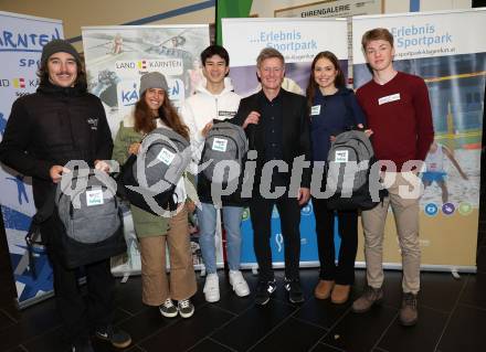 Kaernten Sport. Sportlermeeting. Vertragsunterzeichnung.   Norbert Winkler (Paragleiten), Alisa Fessl (Skateboard), Heimo Fugger (Radsport), Landessportdirektor Arno Arthofer, Johanna Martini (Radsport), Simon Schabernig (Radsport) : Klagenfurt, am 16.12.2022.
Foto: Kuess

---
pressefotos, pressefotografie, kuess, qs, qspictures, sport, bild, bilder, bilddatenbank