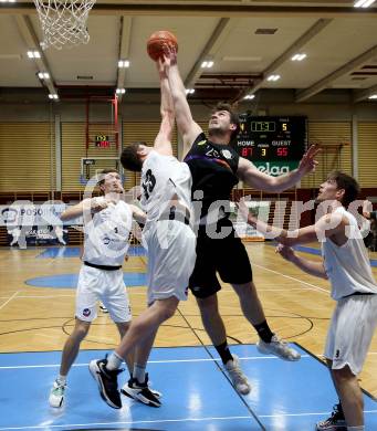 Basketball 2. Liga 2022/2023. Grunddurchgang 11. Runde.  KOS Celovec gegen  Vienna United.   Maximilian Seher (KOS),  Marko Soldo (Vienna). Klagenfurt, am 17.12.2022.
Foto: Kuess
www.qspictures.net
---
pressefotos, pressefotografie, kuess, qs, qspictures, sport, bild, bilder, bilddatenbank