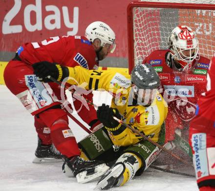 EBEL. Eishockey Bundesliga. EC KAC gegen  HC Pustertal.  Rok Ticar, Sebastian Dahm, (KAC),    Daniel Catenacci (Pustertal). Klagenfurt, am 18.12.2022.
Foto: Kuess
www.qspictures.net
---
pressefotos, pressefotografie, kuess, qs, qspictures, sport, bild, bilder, bilddatenbank