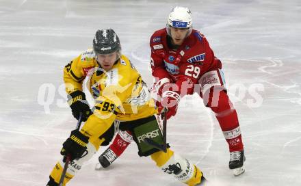 EBEL. Eishockey Bundesliga. EC KAC gegen  HC Pustertal.  Mike Zalewski,  (KAC),    Olivier Archambault (Pustertal). Klagenfurt, am 18.12.2022.
Foto: Kuess
www.qspictures.net
---
pressefotos, pressefotografie, kuess, qs, qspictures, sport, bild, bilder, bilddatenbank