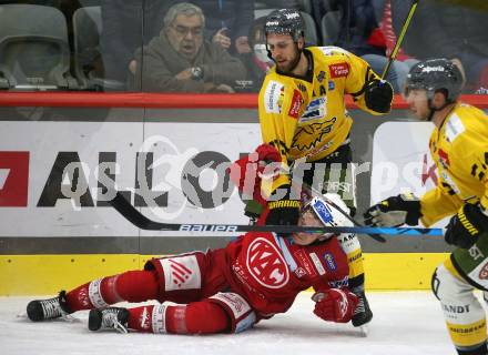 EBEL. Eishockey Bundesliga. EC KAC gegen  HC Pustertal.  Nilkolaus Kraus, (KAC),    Anthony Bardaro  (Pustertal). Klagenfurt, am 18.12.2022.
Foto: Kuess
www.qspictures.net
---
pressefotos, pressefotografie, kuess, qs, qspictures, sport, bild, bilder, bilddatenbank