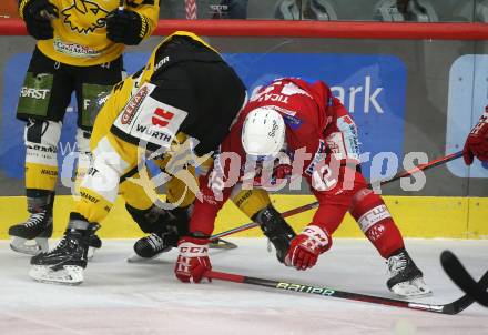 EBEL. Eishockey Bundesliga. EC KAC gegen  HC Pustertal.   Rok Ticar, (KAC),  Matthew Spencer  (Pustertal). Klagenfurt, am 18.12.2022.
Foto: Kuess
www.qspictures.net
---
pressefotos, pressefotografie, kuess, qs, qspictures, sport, bild, bilder, bilddatenbank