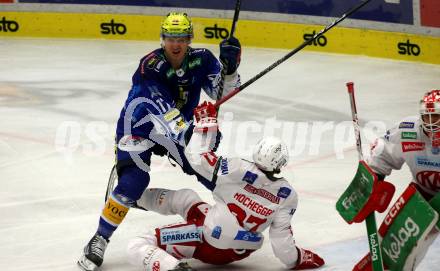 EBEL. Eishockey Bundesliga. VSV gegen KAC. Arturs Kulda,  (VSV),   Fabian Hochegger  (KAC). Villach, am 20.12.2022.
Foto: Kuess
www.qspictures.net
---
pressefotos, pressefotografie, kuess, qs, qspictures, sport, bild, bilder, bilddatenbank