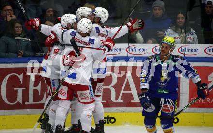 EBEL. Eishockey Bundesliga. VSV gegen KAC.  Torjubel Thomas Vallant, Nicholas Eric Petersen, Clemens Unterweger, Rok Ticar  (KAC). Villach, am 20.12.2022.
Foto: Kuess
www.qspictures.net
---
pressefotos, pressefotografie, kuess, qs, qspictures, sport, bild, bilder, bilddatenbank