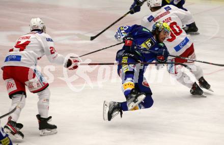 EBEL. Eishockey Bundesliga. VSV gegen KAC.  Chris Collins,  (VSV),  Steven Strong  (KAC). Villach, am 20.12.2022.
Foto: Kuess
www.qspictures.net
---
pressefotos, pressefotografie, kuess, qs, qspictures, sport, bild, bilder, bilddatenbank