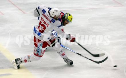 EBEL. Eishockey Bundesliga. VSV gegen KAC. Chris Collins,   (VSV),  Rihards Bukarts  (KAC). Villach, am 20.12.2022.
Foto: Kuess
www.qspictures.net
---
pressefotos, pressefotografie, kuess, qs, qspictures, sport, bild, bilder, bilddatenbank