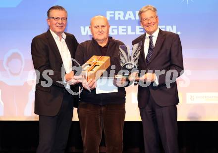 Nacht des Sports. Sportgala. Sportler des Jahres 2022.     Auszeichnung fuer das Lebenswerk. Franz Wiegele. Karl Schnabl, Franz Wiegele, Landeshauptmann Peter Kaiser . Velden, am 21.12.2022.
Foto: Kuess
www.qspictures.net


---
pressefotos, pressefotografie, kuess, qs, qspictures, sport, bild, bilder, bilddatenbank