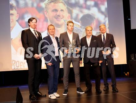 Nacht des Sports. Sportgala. Sportler des Jahres 2022.     Sonderehrung des Jahres. Klaus Mitterdorfer, Martin Hinteregger, Dietmar Triebnig, Landeshauptmannn Peter Kaiser . Velden, am 21.12.2022.
Foto: Kuess
www.qspictures.net


---
pressefotos, pressefotografie, kuess, qs, qspictures, sport, bild, bilder, bilddatenbank