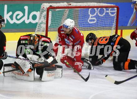 EBEL. Eishockey Bundesliga. EC KAC gegen  Moser Medical Graz99ers.  Thomas Hundertpfund,  (KAC),  Christian Engstrand, Michael Kernberger  (Graz). Klagenfurt, am 23.12.2022.
Foto: Kuess
www.qspictures.net
---
pressefotos, pressefotografie, kuess, qs, qspictures, sport, bild, bilder, bilddatenbank