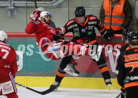EBEL. Eishockey Bundesliga. EC KAC gegen  Moser Medical Graz99ers. Lucas Lessio,   (KAC),    Michael Kernberger (Graz). Klagenfurt, am 23.12.2022.
Foto: Kuess
www.qspictures.net
---
pressefotos, pressefotografie, kuess, qs, qspictures, sport, bild, bilder, bilddatenbank
