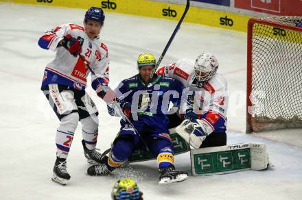 EBEL. Eishockey Bundesliga. EC VSV gegen HC TIWAG Innsbruck.   Robert Sabolic,  (VSV),    Tyler Coulter, Thomas Edward McCollum  (Innsbruck). Villach, am 26.12.2022.
Foto: Kuess
www.qspictures.net
---
pressefotos, pressefotografie, kuess, qs, qspictures, sport, bild, bilder, bilddatenbank