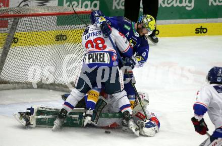 EBEL. Eishockey Bundesliga. EC VSV gegen HC TIWAG Innsbruck.  Alexander Rauchenwald,    (VSV),  Jan Lattner, Thomas Edward McCollum  (Innsbruck). Villach, am 26.12.2022.
Foto: Kuess
www.qspictures.net
---
pressefotos, pressefotografie, kuess, qs, qspictures, sport, bild, bilder, bilddatenbank