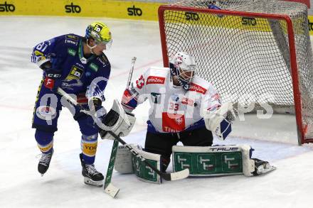 EBEL. Eishockey Bundesliga. EC VSV gegen HC TIWAG Innsbruck.   Marco Richter,  (VSV),    Thomas Edward McCollum (Innsbruck). Villach, am 26.12.2022.
Foto: Kuess
www.qspictures.net
---
pressefotos, pressefotografie, kuess, qs, qspictures, sport, bild, bilder, bilddatenbank