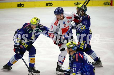 EBEL. Eishockey Bundesliga. EC VSV gegen HC TIWAG Innsbruck.    Maximilian Rebernig, Derek Joslin, (VSV),  Tyler Coulter   (Innsbruck). Villach, am 26.12.2022.
Foto: Kuess
www.qspictures.net
---
pressefotos, pressefotografie, kuess, qs, qspictures, sport, bild, bilder, bilddatenbank